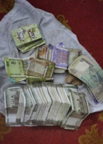 जबलपुर एमपी क्राईम ब्रांच एवं थाना अधारताल कि संयुक्त कार्यवाही, जुए के फड़ पर छापा, 9 जुआड़ी गिरफ्तार, नगद 1 लाख 04 हजार रूपये जप्त पुलिस अधीक्षक जबलपुर श्री सिद्धार्थ बहुगुणा (भा.पु.से.), द्वारा जिले मे पदस्थ समस्त राजपत्रित अधिकारियों एवं थाना प्रभारियों को संगठित जुआ, सट्टा खिलाने वालों को चिन्हित करते हुये सभी के विरूद्ध प्रभावी कार्यवाही हेतु आदेशित किया गया है। आदेश के परिपालन में अति. पुलिस अधीक्षक शहर श्री गोपाल प्रसाद खाण्डेल एवं अतिरिक्त पुलिस अधीक्षक अपराध श्री समर वर्मा तथा नगर पुलिस अधीक्षक अधारताल श्रीमति प्रियंका करचाम के मार्ग दर्शन में क्राईम ब्रांच एवं थाना अधारताल की संयुक्त टीम द्वारा 9 जुआडियों को जुआ खेलते हुये रंगे हाथ गिरफ्तार करते हुये नगद 1 लाख 4 हजार रूपये जप्त किये गये है। थाना प्रभारी अधारताल श्री शैलेष मिश्रा ने बताया कि आज दिनॉक 27-12-2022 को क्राईम ब्रांच को विश्वसनीय मुखबिर से सूचना मिली कि करोंदा बाईपास के पास स्थित दाउ मैरिज गार्डन के गेट के अंदर मैदान में 8-10 लोग ताश पत्तों पर रूपयों की हार जीत का दांव लगाकर जुआ मन्ना खेल रहे है। सूचना पर क्राईम ब्रांच एंव थाना अधारताल पुलिस की संयुक्त टीम द्वारा मुखबिर के बताये स्थान पर दबिश दी गयी, जहॉ धर्मेन्द्र गोस्वामी, शशांक जैन, आलोक जैन, सुनील अग्रवाल, राजेश कुमार गुप्ता, आकाश पटवा सभी निवसी दरहाई कोतवाली, मनोज सेन, मुकेश रोहरा दोनों निवसी नरघैया, पंकज जैन निवासी गलगला के ताश पत्तों पर रूपयो का दंाव लगाते हुये जुआ खेलते हुये मिले, जुआडियों एवं फड ़ से नगद 1 लाख 4 हजार रूपये एवं ताश के 52 पत्ते जप्त करते हुये थाना अधारताल में धारा 13 जुआ एक्ट के तहत कार्यवाही की गयी। *उल्लेखनीय भूमिका-* जुआडियों को जुआ खेलते हुये रंगे हाथ गिरफ्तार करने में क्राईम ब्रांच के सहायक उप निरीक्षक धनंजय सिंह, सहायक उप निरीक्षक राजेन्द्र बिलोहा, सहायक उप निरीक्षक वीरेन्द्र सिंह, प्रधान आरक्षक नीरज तिवारी, सादिक अली, आरक्षक मुकुल गौतम, मोहित उपाध्याय, वीरेन्द्र सिंह , थाना अधारताल के सहायक उप निरीक्षक वीरेन्द्र सिंह, प्रधान आरक्षक अजीत पटेल, मोहन सिंह, आरक्षक विमल एवं पंकज की सराहनीय भूमिका रही। जबलपुर एमपी क्राईम ब्रांच एवं थाना अधारताल कि संयुक्त कार्यवाही, जुए के फड़ पर छापा, 9 जुआड़ी गिरफ्तार, नगद 1 लाख 04 हजार रूपये जप्त
पुलिस अधीक्षक जबलपुर श्री सिद्धार्थ बहुगुणा (भा.पु.से.), द्वारा जिले मे पदस्थ समस्त राजपत्रित अधिकारियों एवं थाना प्रभारियों को संगठित जुआ, सट्टा खिलाने वालों को चिन्हित करते हुये सभी के विरूद्ध प्रभावी कार्यवाही हेतु आदेशित किया गया है।
आदेश के परिपालन में अति. पुलिस अधीक्षक शहर श्री गोपाल प्रसाद खाण्डेल एवं अतिरिक्त पुलिस अधीक्षक अपराध श्री समर वर्मा तथा नगर पुलिस अधीक्षक अधारताल श्रीमति प्रियंका करचाम के मार्ग दर्शन में क्राईम ब्रांच एवं थाना अधारताल की संयुक्त टीम द्वारा 9 जुआडियों को जुआ खेलते हुये रंगे हाथ गिरफ्तार करते हुये नगद 1 लाख 4 हजार रूपये जप्त किये गये है।
थाना प्रभारी अधारताल श्री शैलेष मिश्रा ने बताया कि आज दिनॉक 27-12-2022 को क्राईम ब्रांच को विश्वसनीय मुखबिर से सूचना मिली कि करोंदा बाईपास के पास स्थित दाउ मैरिज गार्डन के गेट के अंदर मैदान में 8-10 लोग ताश पत्तों पर रूपयों की हार जीत का दांव लगाकर जुआ मन्ना खेल रहे है। सूचना पर क्राईम ब्रांच एंव थाना अधारताल पुलिस की संयुक्त टीम द्वारा मुखबिर के बताये स्थान पर दबिश दी गयी, जहॉ धर्मेन्द्र गोस्वामी, शशांक जैन, आलोक जैन, सुनील अग्रवाल, राजेश कुमार गुप्ता, आकाश पटवा सभी निवसी दरहाई कोतवाली, मनोज सेन, मुकेश रोहरा दोनों निवसी नरघैया, पंकज जैन निवासी गलगला के ताश पत्तों पर रूपयो का दंाव लगाते हुये जुआ खेलते हुये मिले, जुआडियों एवं फड ़ से नगद 1 लाख 4 हजार रूपये एवं ताश के 52 पत्ते जप्त करते हुये थाना अधारताल में धारा 13 जुआ एक्ट के तहत कार्यवाही की गयी।
*उल्लेखनीय भूमिका-* जुआडियों को जुआ खेलते हुये रंगे हाथ गिरफ्तार करने में क्राईम ब्रांच के सहायक उप निरीक्षक धनंजय सिंह, सहायक उप निरीक्षक राजेन्द्र बिलोहा, सहायक उप निरीक्षक वीरेन्द्र सिंह, प्रधान आरक्षक नीरज तिवारी, सादिक अली, आरक्षक मुकुल गौतम, मोहित उपाध्याय, वीरेन्द्र सिंह , थाना अधारताल के सहायक उप निरीक्षक वीरेन्द्र सिंह, प्रधान आरक्षक अजीत पटेल, मोहन सिंह, आरक्षक विमल एवं पंकज की सराहनीय भूमिका रही।