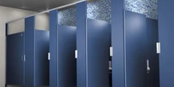 कभी सोचा है मॉल्स और मल्टीप्लेक्स में टॉयलेट का दरवाजा नीचे से खुला क्यों रहता है?