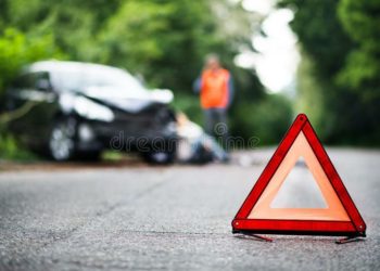 PM Modi Brother Accident: मैसूर में PM मोदी के भाई की कार दुर्घटनाग्रस्त, बेटा-बहू भी थे साथ; मामूली चोटें आईं प्रतीकात्मक फोटो हादसे में प्रह्लाद मोदी, उनकी बहू और पोते को गंभीर चोटें आईं हैं। बेटे और ड्राइवर मामूली चोट लगी है। मैसूर एसपी सीमा लटकर तत्काल मौके पर पहुंचीं। घायलों को तुरंत मैसूर के जेएसएस अस्पताल में भर्ती कराया गया। Jabalpur: मादा बाघिन की खाल समेत आठ आरोपी गिरफ्तार, डेढ़ माह पूर्व कान्हा से लगे जंगल में किया था शिकार कर्नाटक के मैसूर में प्रधानमंत्री नरेंद्र मोदी के भाई प्रह्लाद मोदी की कार दुर्घटना का शिकार हो गई है। जानकारी के मुताबिक, कार में प्रह्लाद मोदी के साथ उनका एक बेटा और बहू भी थे। तीनों लोगों को गंभीर चोटें आई हैं। मीडिया रिपोर्ट्स में यह दावा किया गया कि दुर्घटना मैसूर तालुक के कड़ाकोला के पास हुई। प्रह्लाद मोदी अपनी मर्सिडीज बेंज कार से बेंगलुरू से बांदीपुर की ओर जा रहे थे। कार में सवार प्रह्लाद मोदी के बेटा, बहू और पोता भी उनके साथ थे। हादसे में प्रह्लाद मोदी, उनकी बहू और पोते को गंभीर चोटें आईं हैं। बेटे और ड्राइवर मामूली चोट लगी है। मैसूर एसपी सीमा लटकर तत्काल मौके पर पहुंचीं। घायलों को तुरंत मैसूर के जेएसएस अस्पताल में भर्ती कराया गया। बता दें कि प्रह्लाद मोदी गुजरात फेयरप्राइस शॉप्स एंड कैरोसीन लाइसेंस होल्डर एसोसिएशन के प्रमुख हैं। हाल ही में मध्य प्रदेश के बैतूल जिले में सामाजिक कार्यक्रम में शामिल होने आए प्रह्लाद मोदी ने कहा था कि गुजरात में मुफ्त वाले आते हैं और चले जाते हैं। उन लोगों को गुजरात की जनता ने बताया है कि गुजरात देने वाला है, लेने वाला नहीं। इसी कारण गुजरात के लोगों ने भाजपा को चुना है। उन्होंने कहा था कि 2024 में भी सत्ता भारतीय जनता पार्टी की ही रहेगी। हमारे मुखिया नरेंद्र भाई ही रहेंगे। PM Modi Brother Accident: मैसूर में PM मोदी के भाई की कार दुर्घटनाग्रस्त, बेटा-बहू भी थे साथ; मामूली चोटें आईंप्रतीकात्मक फोटो
हादसे में प्रह्लाद मोदी, उनकी बहू और पोते को गंभीर चोटें आईं हैं। बेटे और ड्राइवर मामूली चोट लगी है। मैसूर एसपी सीमा लटकर तत्काल मौके पर पहुंचीं। घायलों को तुरंत मैसूर के जेएसएस अस्पताल में भर्ती कराया गया।
Jabalpur: मादा बाघिन की खाल समेत आठ आरोपी गिरफ्तार, डेढ़ माह पूर्व कान्हा से लगे जंगल में किया था शिकार
कर्नाटक के मैसूर में प्रधानमंत्री नरेंद्र मोदी के भाई प्रह्लाद मोदी की कार दुर्घटना का शिकार हो गई है। जानकारी के मुताबिक, कार में प्रह्लाद मोदी के साथ उनका एक बेटा और बहू भी थे। तीनों लोगों को गंभीर चोटें आई हैं।
मीडिया रिपोर्ट्स में यह दावा किया गया कि दुर्घटना मैसूर तालुक के कड़ाकोला के पास हुई। प्रह्लाद मोदी अपनी मर्सिडीज बेंज कार से बेंगलुरू से बांदीपुर की ओर जा रहे थे। कार में सवार प्रह्लाद मोदी के बेटा, बहू और पोता भी उनके साथ थे।
हादसे में प्रह्लाद मोदी, उनकी बहू और पोते को गंभीर चोटें आईं हैं। बेटे और ड्राइवर मामूली चोट लगी है। मैसूर एसपी सीमा लटकर तत्काल मौके पर पहुंचीं। घायलों को तुरंत मैसूर के जेएसएस अस्पताल में भर्ती कराया गया।
बता दें कि प्रह्लाद मोदी गुजरात फेयरप्राइस शॉप्स एंड कैरोसीन लाइसेंस होल्डर एसोसिएशन के प्रमुख हैं। हाल ही में मध्य प्रदेश के बैतूल जिले में सामाजिक कार्यक्रम में शामिल होने आए प्रह्लाद मोदी ने कहा था कि गुजरात में मुफ्त वाले आते हैं और चले जाते हैं। उन लोगों को गुजरात की जनता ने बताया है कि गुजरात देने वाला है, लेने वाला नहीं। इसी कारण गुजरात के लोगों ने भाजपा को चुना है। उन्होंने कहा था कि 2024 में भी सत्ता भारतीय जनता पार्टी की ही रहेगी। हमारे मुखिया नरेंद्र भाई ही रहेंगे।