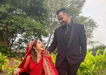 'मेरा पति, मेरा धर्म आपको क्या?’ मुस्लिम से शादी करने पर बोलीं Devoleena Bhattacharjee, ट्रोलर्स की लगाई क्लास यंहा भी फिल्मी डायलॉग से बाज नही आई टीवी एक्ट्रेस देवोलीना भट्टाचार्जी ने कुछ ही दिनों पहले जिम ट्रेनर शहनवाज शेख से शादी की है। ऐसे में उनको एक मुस्लिम लड़के से शादी करने पर लगातार ट्रोल किया जा रहा है। एक्ट्रेस ने अब इन सभी ट्रोलर्स का मुंहतोड़ जवाब दिया Devoleena Bhattacharjee: टीवी सीरियल 'साथ निभाना साथियां' की गोपी बहू और मशहूर एक्ट्रेस देवोलीना भट्टाचार्जी ने कुछ दिनों पहले अपने लॉग टाइम ब्वॉयफ्रेंड और जिम ट्रेनर शहनवाज शेख से सीक्रेट वेडिंग की। एक्ट्रेस की शादी उनके फैंस के लिए और कई सितारों के लिए एक बड़ा सरप्राइज था। शादी की तस्वीरें सोशल मीडिया पर शेयर कर एक्ट्रेस ने अपनी वेडिंग की जानकारी दी। कुछ फैंस ने उनको शादी की बधाई दी तो, वहीं कुछ यूजर्स ने उनको मुस्लिम से शादी करने पर जमकर ट्रोल किया। देवोलीना ने ट्रोलर्स को दिया करारा जवाब सबकी फेवरेट गोपी बहू यानी देवोलीना भट्टाचार्जी जिम ट्रेनर शहनवाज शेख को पिछले 2 साल से डेट कर रही हैं। जिसके बाद एक्ट्रेस ने कुछ ही दिनों पहले गुपचुप तरीके से शादी कर ली। इस शादी में एक्ट्रेस के खास दोस्त और परिवार वाले मौजूद रहे। शादी की तस्वीरें एक्ट्रेस ने जैसे ही सोशल मीडिया पर शेयर की तभी से उनकी मुसलमान से शादी होने पर यूजर्स लगातार ट्रोल कर रहे हैं। बच्चा हिंदू होगा या मुसलमान दरअसल, एक यूजर ने देवोलीना से उनका मजाक उड़ाते हुए पूछा कि, 'बच्चा हिंदू होगा या मुसलमान'? हालांकि बाद में इस यूजर ने अपना ट्वीट डिलीट कर दिया। लेकिन इस सवाल से एक्ट्रेस आग बबूला हो गई और उन्होंने ट्रोलर्स की जमकर क्लास लगाई। 'मेरा बच्चा, मेरा धर्म, मेरे नियम' देवोलीना ने इस ट्वीट का जवाब देते हुए एक लंबा चौड़ा पोस्ट लिखा। उन्होंने जवाब देते हुए लिखा, 'मेरे बच्चे हिंदू होंगे या मुसलमान आप कौन? अगर इतनी चिंता आप को बच्चों को लेकर हो रहे है, तो बहुत सारे अनाथ आश्रम है, जाइए अडॉप्ट कीजिए और अपने हिसाब से धर्म और नाम चुनिए। मेरा पति, मेरा बच्चा, मेरा धर्म, मेरे नियम, आप कौन?' एक्ट्रेस ने यूजर्स को सुनाई खरी खोटी एक्ट्रेस यहीं नहीं रूकी उन्होंने एक यूजर को खूब खरी खोटी सुनाई। उन्होंने जवाब देते हुए लिखा कि, 'मेरे पति और मेरे ऊपर छोड़ दीजिए। हम देख लेंगे और दूसरों के धर्म पर गूगल सर्च करने की बजाए अपने धर्म पर फोकस कीजिए और अच्छे इंसान बनिये। इतना तो मुझे यकीन है कि मुझे आप जैसे लोगों से ज्ञान लेने की कतई जरूरत नहीं है'। देवोलीना की शादी की तस्वीरें हो रही वायरल अभिनेत्री ने अपने जिम ट्रेनर शाहनवाज शेख से शादी की है। उनकी शादी फैंस के साथ साथ इंडस्ट्री की कई सारे लोगों के लिए एक चौकाने वाली खबर बन कर आई। एक्ट्रेस की शादी की तस्वीरें लगातार सोशल मीडिया पर वायरल हो रही हैं। हालांकि फिलहाल सभी सितारे उन्हें शादी की शुभकामनाएं दे रहे हैं। 'मेरा पति, मेरा धर्म आपको क्या?’ मुस्लिम से शादी करने पर बोलीं Devoleena Bhattacharjee, ट्रोलर्स की लगाई क्लास यंहा भी फिल्मी डायलॉग से बाज नही आई
टीवी एक्ट्रेस देवोलीना भट्टाचार्जी ने कुछ ही दिनों पहले जिम ट्रेनर शहनवाज शेख से शादी की है। ऐसे में उनको एक मुस्लिम लड़के से शादी करने पर लगातार ट्रोल किया जा रहा है। एक्ट्रेस ने अब इन सभी ट्रोलर्स का मुंहतोड़ जवाब दिया
Devoleena Bhattacharjee: टीवी सीरियल 'साथ निभाना साथियां' की गोपी बहू और मशहूर एक्ट्रेस देवोलीना भट्टाचार्जी ने कुछ दिनों पहले अपने लॉग टाइम ब्वॉयफ्रेंड और जिम ट्रेनर शहनवाज शेख से सीक्रेट वेडिंग की। एक्ट्रेस की शादी उनके फैंस के लिए और कई सितारों के लिए एक बड़ा सरप्राइज था। शादी की तस्वीरें सोशल मीडिया पर शेयर कर एक्ट्रेस ने अपनी वेडिंग की जानकारी दी। कुछ फैंस ने उनको शादी की बधाई दी तो, वहीं कुछ यूजर्स ने उनको मुस्लिम से शादी करने पर जमकर ट्रोल किया।
देवोलीना ने ट्रोलर्स को दिया करारा जवाब
सबकी फेवरेट गोपी बहू यानी देवोलीना भट्टाचार्जी जिम ट्रेनर शहनवाज शेख को पिछले 2 साल से डेट कर रही हैं। जिसके बाद एक्ट्रेस ने कुछ ही दिनों पहले गुपचुप तरीके से शादी कर ली। इस शादी में एक्ट्रेस के खास दोस्त और परिवार वाले मौजूद रहे। शादी की तस्वीरें एक्ट्रेस ने जैसे ही सोशल मीडिया पर शेयर की तभी से उनकी मुसलमान से शादी होने पर यूजर्स लगातार ट्रोल कर रहे हैं।
बच्चा हिंदू होगा या मुसलमान
दरअसल, एक यूजर ने देवोलीना से उनका मजाक उड़ाते हुए पूछा कि, 'बच्चा हिंदू होगा या मुसलमान'? हालांकि बाद में इस यूजर ने अपना ट्वीट डिलीट कर दिया। लेकिन इस सवाल से एक्ट्रेस आग बबूला हो गई और उन्होंने ट्रोलर्स की जमकर क्लास लगाई।
'मेरा बच्चा, मेरा धर्म, मेरे नियम'
देवोलीना ने इस ट्वीट का जवाब देते हुए एक लंबा चौड़ा पोस्ट लिखा। उन्होंने जवाब देते हुए लिखा, 'मेरे बच्चे हिंदू होंगे या मुसलमान आप कौन? अगर इतनी चिंता आप को बच्चों को लेकर हो रहे है, तो बहुत सारे अनाथ आश्रम है, जाइए अडॉप्ट कीजिए और अपने हिसाब से धर्म और नाम चुनिए। मेरा पति, मेरा बच्चा, मेरा धर्म, मेरे नियम, आप कौन?'
एक्ट्रेस ने यूजर्स को सुनाई खरी खोटी
एक्ट्रेस यहीं नहीं रूकी उन्होंने एक यूजर को खूब खरी खोटी सुनाई। उन्होंने जवाब देते हुए लिखा कि, 'मेरे पति और मेरे ऊपर छोड़ दीजिए। हम देख लेंगे और दूसरों के धर्म पर गूगल सर्च करने की बजाए अपने धर्म पर फोकस कीजिए और अच्छे इंसान बनिये। इतना तो मुझे यकीन है कि मुझे आप जैसे लोगों से ज्ञान लेने की कतई जरूरत नहीं है'।
देवोलीना की शादी की तस्वीरें हो रही वायरल
अभिनेत्री ने अपने जिम ट्रेनर शाहनवाज शेख से शादी की है। उनकी शादी फैंस के साथ साथ इंडस्ट्री की कई सारे लोगों के लिए एक चौकाने वाली खबर बन कर आई। एक्ट्रेस की शादी की तस्वीरें लगातार सोशल मीडिया पर वायरल हो रही हैं। हालांकि फिलहाल सभी सितारे उन्हें शादी की शुभकामनाएं दे रहे हैं।