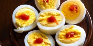 अंडे खाने वाले हो जाए सावधान Egg Side Effects: ज्यादा अंडे खाने के 4 बड़े खतरेप्रतीकात्मक फोटो
श्रम वीर भारत न्यूज़ ????????

अंडे के दुष्प्रभाव: कुछ कारणों से दुनिया के सबसे पोषक तत्वों से भरपूर खाद्य पदार्थों में से एक होने के बावजूद अंडे की नकारात्मक प्रतिष्ठा है।

Side Effects of Eggs: प्रोटीन के सबसे अच्छे स्रोतों में से एक निस्संदेह अंडे हैं. अंडे लगातार स्वादिष्ट होते हैं और उन्हें अविश्वसनीय रूप से स्वास्थ्यवर्धक माना जाता है, चाहे आप उन्हें उबालें, पोछें, या यहाँ तक कि उन्हें फेंटें। प्रतिदिन दो अंडे भी लाल रक्त कोशिकाओं की संख्या बढ़ा सकते हैं और वजन घटाने में सहायता कर सकते हैं। क्या आप जानते हैं कि अंडे में बैक्टीरिया साल्मोनेला होता है? यह चिकन से प्राप्त होता है। यदि आप ठीक से अंडे नहीं उबालते हैं या तैयार नहीं करते हैं तो ये रोगाणु आपके शरीर में प्रवेश कर सकते हैं और आपके स्वास्थ्य को नुकसान पहुंचा सकते हैं।

यह भी पढ़ें:एक्स-गर्लफ्रेंड ऐश्वर्या पर बात करने से हिचकिचाए विवेक ओबेरॉय

बहुत ज्यादा अंडे खाने के 4 साइड इफेक्ट

एक अंडे में प्रतिदिन निर्धारित 186 मिलीग्राम कोलेस्ट्रॉल के आधे से अधिक पाया जा सकता है। इसलिए, प्रतिदिन अत्यधिक मात्रा में अंडे खाने से खराब कोलेस्ट्रॉल का स्तर बढ़ जाता है, जिससे हृदय रोग विकसित होने की संभावना बढ़ जाती है।

जर्दी पूरी तरह से कोलेस्ट्रॉल से बनी होती है, जबकि अंडे का सफेद भाग पूरी तरह से प्रोटीन से बना होता है। इसलिए, यदि आप उबले हुए अंडे खा रहे हैं तब भी वसा का स्तर उच्च बना रहेगा, जो आपके हृदय स्वास्थ्य को खराब कर सकता है।

यदि आप बहुत अधिक अंडे खाते हैं, तो आपका पाचन तंत्र खराब हो सकता है और आपको पेट में दर्द हो सकता है। कुछ लोगों को लंच या ब्रंच में अंडे खाने के बाद भी नकारात्मक परिणाम देखने को मिल सकते हैं। यदि किसी व्यक्ति को अज्ञात खाद्य एलर्जी या अंडे की संवेदनशीलता है, तो यह और भी बदतर हो सकता है।

आपको अंडे के साथ खाए जाने वाले खाद्य पदार्थों पर नजर रखनी चाहिए और तय करना चाहिए कि किन पक्षों को परोसा जाए। अंडे की उच्च वसा और कोलेस्ट्रॉल सामग्री को मधुमेह, प्रोस्टेट, कोलन और कोलोरेक्टल कैंसर के जोखिम के साथ-साथ दिल की चोट से जोड़ा गया है।

दिल की समस्याओं वाले लोगों के लिए, अंडे खाने के दौरान कम जर्दी और अधिक सफेद खाना एक स्वस्थ विकल्प हो सकता है।