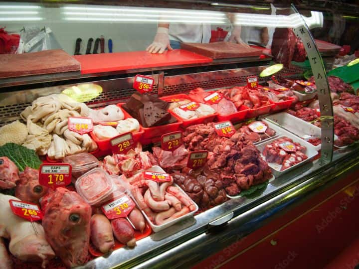 Shramveerbharat news international  अजब गजब! चमगादड़-बिच्छू और पक्षियों का थूक, क्या-क्या नहीं खाते चीन के लोग अगर हम आपको बताएं कि तला हुआ समुद्री घोड़ा, भेड़ का प्राइवेट पार्ट, चमगादड़ का सूप आदि चीन के लोगों का फेवरेट फूड है तो आप क्या कहेंगे? Disgusting Chinese Food: दुनिया में खाने के शौकीन लोग क्या-क्या नहीं खाते. जब बात स्वाद और चटकारे की आ जाए तो लोग सेहत को भी कुछ देर के लिए साइड में रखकर इनका जायका लेने लग जाते हैं. लेकिन अगर हम आपको बताएं कि तला हुआ समुद्री घोड़ा, भेड़ का प्राइवेट पार्ट, चमगादड़ का सूप आदि भी एक बड़ी आबादी का फेवरेट फूड है तो आप क्या कहेंगे. बेशक आप सोचेंगे कि भई! कौन है जो ये सब खाता है. दरअसल वो और कोई नहीं भारत का ही पड़ोसी देश चीन है. जी हां चीन. चीन में एक से बढ़कर एक चलने, रेंगने, उड़ने, तैरने वाले जानवर खाए जाते हैं, जिनके नाम भर सुन लेंगे तो आपका जी मिचलाने लग जाएगा. यहां हम चीन के लोगों द्वारा खाए जाने वाले कुछ ऐसे ही फूड का जिक्र करने जा रहे हैं.  1. सिल्कवर्म सिल्कवर्म जिसे रेशम कीट भी कहा जाता है. ये एक रेंगने वाला जीव है. चीन में रेशम कीट को स्थानीय लोग चाव से खाते हैं. इसका स्वाद झींगे या केकड़े जैसा होता है. रेशम के कीड़ों को चीन के स्थानीय बाजारों में कई तरह से पकाकर या डिब्बाबंद स्टॉक में बेचा जाता है. यह आमतौर पर चावल या नूडल्स के साथ फ्राई करके परोसा जाता है. इस पेड़ में लगते हैं 300 प्रकार के आम, पूरी दुनिया में सिर्फ एक जगह है यह नायाब पेड़ 2. भेड़ का प्राइवेट पार्ट जी हां चीन में भेड़ के प्राइवेट पार्ट को भी पकाकर बड़े मन से खाया जाता है. चीन के कई रेस्टोरेंट में यह डिश आपको देखने को मिल सकती है, जो सुनने में ही अजीब लग रही है. भेड़ के लिंग को स्थानीय लोग बहुत चाव से खाते हैं और यह भी मानते हैं कि यह स्वास्थ्य के लिए बहुत फायदेमंद है.  3. पक्षियों के थूक का सूप चीन में फेमस ये सूप स्विफ्टलेट के घोंसले से बनाया गया है. यह छोटा पक्षी दक्षिण पूर्व एशिया में पाया जाता है और चमगादड़ की तरह ही अंधेरी गुफाओं में रहता है. इनके घोंसले उनकी ही जीभ के नीचे की ग्रंथियों द्वारा निर्मित चिपचिपी लार से बनते हैं. हवा के संपर्क में आने से लार का घोंसला सख्त हो जाता है. चिड़िया के घोंसले के सूप को पकाने का तरीका इसे पानी में भिगोने के बाद धीरे-धीरे भाप देना है. 4. चिकन टेस्टिकल्स केएफसी के मेनू पर आपको कई तरह के चिकन डिलीशियस फूड मिल जाएंगे, लेकिन चिकन टेस्टिकल्स जैसे अतरंगी डिश आपको चीन में ही देखने को मिलेंगे. कहा जाता है कि ये रसदार व्यंजन पुरुषों की शारीरिक शक्ति बढ़ाने का काम करते हैं और महिला की त्वचा की रंगत में निखार लाते हैं. इस डिश को सॉफ्ट रखने के लिए उन्हें हल्का पकाया जाता है और पहली बार बाइट करने पर इसका रस मुंह में आ जाता है. चीनी लोग इस डिश को बेहद मन से खाते हैं, 5. समुद्री घोड़ा  सीहॉर्स या समुद्री घोड़ा इसे भी चीन में चाव से खाया जाता है. सीहॉर्स समुद्र में पाया जाने वाला एक छोटा जीव है. जिसे चीन की सड़कों पर नाश्ते के रूप में थालियों में पकाकर परोसा जाता है. यह बहुत नमकीन होता है. इसे ज्यादातर सूप या फिर कबाब में पाया जाता हैं. चीनी मानते हैं कि समुद्री घोड़ों को खाने के बहुत फायदे हैं. एक चीनी कहावत है कि समुद्री घोड़ा खाने से 80 साल के दादाजी भी जवान रह सकते हैं.  6. चमगादड़ का सूप ये चीन में पिया जाने वाला एक स्पेशल सूप है. चिकन शोरबा के साथ उबालने के बाद चमगादड़ को एक सूप के कटोरे में रखा जाता है. चमगादड़ को चाकू और कांटों की मदद से काटकर सूप के साथ खाया जाता है. चमगादड़ के पंखों की झिल्लियों के साथ-साथ इस पकवान में बाल भी मौजूद रहता है. माना जाता है कि यह व्यंजन भी काफी स्वादिष्ट होता है. 7. बिच्छू चीनी लोग बिच्छू को भी पकाकर स्वाद लेकर खाते हैं. इन छोटे-छोटे बिच्छुओं को पहले तला जाता है और एक कटार पर परोसा जाता है. ये डिश लोकप्रिय शहरों की सड़कों पर ज्यादातर टूरिस्ट को आकर्षित करती है. चूंकि बिच्छू पतले होते हैं, इसलिए वे मसालों के साथ कुरकुरे बनते हैं. ऐसा माना जाता है कि बिच्छू खाने से कुछ चिकित्सीय स्थितियां ठीक हो सकती हैं.