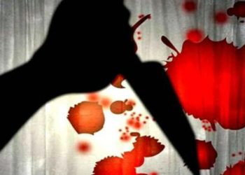 Kerala: कॉलेज की छात्रा का प्रेमी ने आधी रात को घर के बाहर गला रेता, आरोपी हिरासत में प्रतीकात्मक फोटो पुलिस के अनुसार घटना बुधवार तड़के वर्कला के पास वडसेरीकोनम में हुई। 17 साल की लड़की उसके ही घर के बाहर खून से लथपथ मिली थी। घटना के कुछ घंटे बाद उसके दोस्त व प्रेमी गोपू (20) को हिरासत में ले लिया। गोपू का मृतका के साथ कुछ समय से प्रेम संबंध था। केरल के तिरुवनंतपुरम में एक नाबालिग कॉलेज छात्रा की बीती रात उसके प्रेमी ने उसके ही घर के बाहर गला रेतकर हत्या कर दी। घटना के कुछ देर बाद ही पुलिस ने उसके प्रेमी को हिरासत में ले लिया। पुलिस के अनुसार घटना बुधवार तड़के वर्कला के पास वडसेरीकोनम में हुई। 17 साल की लड़की उसके ही घर के बाहर खून से लथपथ मिली थी। घटना के कुछ घंटे बाद उसके दोस्त व प्रेमी गोपू (20) को हिरासत में ले लिया। गोपू का मृतका के साथ कुछ समय से प्रेम संबंध था। मृतका की पहचान संगीता के रूप में हुई। वह कॉलेज में पढ़ती थी। पुलिस को संदेह था कि आरोपी ने बुधवार आधी रात के बाद उसे घर से बाहर बुलाया और चाकू से गला रेतकर मार डाला। लड़की की चीख-पुकार सुनकर परिजन व पड़ोसी घर से बाहर निकले तो उन्होंने लड़की को घर के पास खून से लथपथ पाया। वे तुरंत उसे अस्पताल ले गए, जहां चिकित्सकों ने उसे मृत घोषित कर दिया। आरोपी गोपू को मोबाइल फोन के ब्योरे और अन्य परिस्थिति जन्य साक्ष्यों के आधार पर हिरासत में लिया है। पुलिस के एक अधिकारी ने कहा कि इस संबंध में प्राथमिकी दर्ज की गई है। विस्तृत पूछताछ के बाद ही हत्या की सही वजह पता चलेगी। Jabalpur: मादा बाघिन की खाल समेत आठ आरोपी गिरफ्तार, डेढ़ माह पूर्व कान्हा से लगे जंगल में किया था शिकार तनावपूर्ण संबंध हो सकते हैं हत्या की वजह पुलिस को संदेह है कि प्रेमी युगल के बीच तनावपूर्ण संबंध हत्या का कारण हो सकते हैं। अब तक इस संबंध में और कोई विवरण नहीं दिया गया है। आरोपी केरल के पल्लीकल का रहने वाला है, जबकि मृत लड़की तिरुवनंतपुरम के एक कॉलेज की छात्रा थी। Kerala: कॉलेज की छात्रा का प्रेमी ने आधी रात को घर के बाहर गला रेता, आरोपी हिरासत मेंप्रतीकात्मक फोटो पुलिस के अनुसार घटना बुधवार तड़के वर्कला के पास वडसेरीकोनम में हुई। 17 साल की लड़की उसके ही घर के बाहर खून से लथपथ मिली थी। घटना के कुछ घंटे बाद उसके दोस्त व प्रेमी गोपू (20) को हिरासत में ले लिया। गोपू का मृतका के साथ कुछ समय से प्रेम संबंध था। केरल के तिरुवनंतपुरम में एक नाबालिग कॉलेज छात्रा की बीती रात उसके प्रेमी ने उसके ही घर के बाहर गला रेतकर हत्या कर दी। घटना के कुछ देर बाद ही पुलिस ने उसके प्रेमी को हिरासत में ले लिया। पुलिस के अनुसार घटना बुधवार तड़के वर्कला के पास वडसेरीकोनम में हुई। 17 साल की लड़की उसके ही घर के बाहर खून से लथपथ मिली थी। घटना के कुछ घंटे बाद उसके दोस्त व प्रेमी गोपू (20) को हिरासत में ले लिया। गोपू का मृतका के साथ कुछ समय से प्रेम संबंध था। मृतका की पहचान संगीता के रूप में हुई। वह कॉलेज में पढ़ती थी। पुलिस को संदेह था कि आरोपी ने बुधवार आधी रात के बाद उसे घर से बाहर बुलाया और चाकू से गला रेतकर मार डाला। लड़की की चीख-पुकार सुनकर परिजन व पड़ोसी घर से बाहर निकले तो उन्होंने लड़की को घर के पास खून से लथपथ पाया। वे तुरंत उसे अस्पताल ले गए, जहां चिकित्सकों ने उसे मृत घोषित कर दिया। आरोपी गोपू को मोबाइल फोन के ब्योरे और अन्य परिस्थिति जन्य साक्ष्यों के आधार पर हिरासत में लिया है। पुलिस के एक अधिकारी ने कहा कि इस संबंध में प्राथमिकी दर्ज की गई है। विस्तृत पूछताछ के बाद ही हत्या की सही वजह पता चलेगी। Jabalpur: मादा बाघिन की खाल समेत आठ आरोपी गिरफ्तार, डेढ़ माह पूर्व कान्हा से लगे जंगल में किया था शिकार तनावपूर्ण संबंध हो सकते हैं हत्या की वजह पुलिस को संदेह है कि प्रेमी युगल के बीच तनावपूर्ण संबंध हत्या का कारण हो सकते हैं। अब तक इस संबंध में और कोई विवरण नहीं दिया गया है। आरोपी केरल के पल्लीकल का रहने वाला है, जबकि मृत लड़की तिरुवनंतपुरम के एक कॉलेज की छात्रा थी।