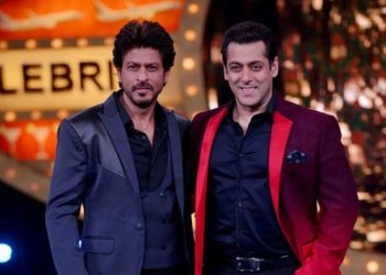 पठान स्टार शाहरुख खान ने सलमान खान अभिनीत अपनी पसंदीदा फिल्म का खुलासा किया दीपिका पादुकोण के साथ पठान में दिखाई देने वाले शाहरुख खान का 2008 में अभिनेता कैटरीना कैफ के जन्मदिन पर सलमान खान के साथ भारी झगड़ा हुआ था। शादी पार्टी के दौरान बैग से नगदी एवं सोने चांदी के जेवर चुराने वाले कडिया सासी गिरोह के हरिओम सिसोदिया फरार चोरी का माल़ जप्त पठान स्टार शाहरुख खान ने सलमान खान अभिनीत अपनी पसंदीदा फिल्म का खुलासा किया शनिवार को सोशल मीडिया पर #AskSRK सेशन के दौरान शाहरुख खान ने सलमान खान की अपनी फेवरेट फिल्म का खुलासा किया। SRK ने #AskSRK सेशन आयोजित किया, जिसके दौरान एक फैन ने उनसे सलमान खान से संबंधित और उनकी पसंदीदा सलमान खान की फिल्म कौन सी है, के बारे में पूछा। एक यूजर ने ट्वीट किया, "सलमान खान की आपकी पसंदीदा फिल्म? #AskSRK," शाहरुख ने जवाब दिया, "बजरंगी भाईजान।" शादी की पहली रात पति को जेठानी के साथ पकड़ा:पीड़िता बोली-अवैध संबंध का विरोध किया तो बेरहमी से पीटते थे खबरों के अनुसार, 2008 में अभिनेता कैटरीना कैफ के जन्मदिन पर शाहरुख खान का अभिनेता सलमान खान के साथ भारी झगड़ा हुआ था, जिसके बाद दोनों सेलेब्स बात नहीं कर रहे थे, लेकिन समय के साथ दोनों अभिनेताओं ने अपने मुद्दों को सुलझा लिया और स्क्रीन साझा करते हुए देखे गए। उनकी लड़ाई के बाद पहली बार साल 2017 में ट्यूबलाइट में जगह बनाई। एमपी न्यूज़ शातिर वाहन चोर को गिरफ्तार, चुराये हुये 4 दुपहिया वाहन जप्त आर्यन खान की गिरफ्तारी के दौरान सलमान शाहरुख खान के घर भी गए थे। सलमान शाहरुख खान की अपकमिंग फिल्म पठान में भी कैमियो करते नजर आएंगे। फिल्म में दीपिका पादुकोण और जॉन अब्राहम भी हैं। इस एक्शन-थ्रिलर फिल्म में शाहरुख बंदूकधारी जासूस की भूमिका निभा रहे हैं, जिसके पास मारने का लाइसेंस है। पठान के निर्माताओं ने सोमवार को पहला गाना बेशरम रंग रिलीज किया, जिसे दर्शकों से जबरदस्त प्रतिक्रियाएं मिलीं। जहां कई लोगों को यह पेप्पी ट्रैक पसंद आया, वहीं कुछ ऐसे भी हैं जिन्होंने बेशरम रंग को भगवा और हरे रंग के परिधानों के इस्तेमाल पर आपत्तिजनक पाया। सिद्धार्थ आनंद द्वारा अभिनीत, पठान 25 जनवरी, 2023 को हिंदी, तमिल और तेलुगु में सिनेमाघरों में हिट होने के लिए पूरी तरह तैयार है। इसके अलावा, उनके पास तापसी पन्नू के साथ राजकुमार हिरानी की आगामी फिल्म `डंकी` और दक्षिण के अभिनेता नयनतारा के साथ दक्षिण निर्देशक एटली की आगामी एक्शन थ्रिलर फिल्म जवान भी है, जो 2 जून, 2023 को सिनेमाघरों में हिट होने के लिए पूरी तरह से तैयार है। . शाहरुख खान ने नेटिजन को उत्तम दर्जे का जवाब देते हुए उनसे पठान के पहले दिन के कलेक्शन की भविष्यवाणी करने को कहा दूसरी ओर, सलमान अगली बार एक पारिवारिक मनोरंजन फिल्म `किसी का भाई किसी की जान` और कैटरीना कैफ के साथ एक एक्शन थ्रिलर फिल्म टाइगर 3 में दिखाई देंगे, जो दिवाली 2023 के अवसर पर सिनेमाघरों में आने के लिए पूरी तरह से तैयार है । पठान स्टार शाहरुख खान ने सलमान खान अभिनीत अपनी पसंदीदा फिल्म का खुलासा किया
दीपिका पादुकोण के साथ पठान में दिखाई देने वाले शाहरुख खान का 2008 में अभिनेता कैटरीना कैफ के जन्मदिन पर सलमान खान के साथ भारी झगड़ा हुआ था।
शादी पार्टी के दौरान बैग से नगदी एवं सोने चांदी के जेवर चुराने वाले कडिया सासी गिरोह के हरिओम सिसोदिया फरार चोरी का माल़ जप्त
पठान स्टार शाहरुख खान ने सलमान खान अभिनीत अपनी पसंदीदा फिल्म का खुलासा किया
शनिवार को सोशल मीडिया पर #AskSRK सेशन के दौरान शाहरुख खान ने सलमान खान की अपनी फेवरेट फिल्म का खुलासा किया। SRK ने #AskSRK सेशन आयोजित किया, जिसके दौरान एक फैन ने उनसे सलमान खान से संबंधित और उनकी पसंदीदा सलमान खान की फिल्म कौन सी है, के बारे में पूछा।
एक यूजर ने ट्वीट किया, "सलमान खान की आपकी पसंदीदा फिल्म? #AskSRK," शाहरुख ने जवाब दिया, "बजरंगी भाईजान।"
शादी की पहली रात पति को जेठानी के साथ पकड़ा:पीड़िता बोली-अवैध संबंध का विरोध किया तो बेरहमी से पीटते थे
खबरों के अनुसार, 2008 में अभिनेता कैटरीना कैफ के जन्मदिन पर शाहरुख खान का अभिनेता सलमान खान के साथ भारी झगड़ा हुआ था, जिसके बाद दोनों सेलेब्स बात नहीं कर रहे थे, लेकिन समय के साथ दोनों अभिनेताओं ने अपने मुद्दों को सुलझा लिया और स्क्रीन साझा करते हुए देखे गए। उनकी लड़ाई के बाद पहली बार साल 2017 में ट्यूबलाइट में जगह बनाई।
एमपी न्यूज़ शातिर वाहन चोर को गिरफ्तार, चुराये हुये 4 दुपहिया वाहन जप्त
आर्यन खान की गिरफ्तारी के दौरान सलमान शाहरुख खान के घर भी गए थे। सलमान शाहरुख खान की अपकमिंग फिल्म पठान में भी कैमियो करते नजर आएंगे। फिल्म में दीपिका पादुकोण और जॉन अब्राहम भी हैं।
इस एक्शन-थ्रिलर फिल्म में शाहरुख बंदूकधारी जासूस की भूमिका निभा रहे हैं, जिसके पास मारने का लाइसेंस है। पठान के निर्माताओं ने सोमवार को पहला गाना बेशरम रंग रिलीज किया, जिसे दर्शकों से जबरदस्त प्रतिक्रियाएं मिलीं। जहां कई लोगों को यह पेप्पी ट्रैक पसंद आया, वहीं कुछ ऐसे भी हैं जिन्होंने बेशरम रंग को भगवा और हरे रंग के परिधानों के इस्तेमाल पर आपत्तिजनक पाया।
सिद्धार्थ आनंद द्वारा अभिनीत, पठान 25 जनवरी, 2023 को हिंदी, तमिल और तेलुगु में सिनेमाघरों में हिट होने के लिए पूरी तरह तैयार है। इसके अलावा, उनके पास तापसी पन्नू के साथ राजकुमार हिरानी की आगामी फिल्म `डंकी` और दक्षिण के अभिनेता नयनतारा के साथ दक्षिण निर्देशक एटली की आगामी एक्शन थ्रिलर फिल्म जवान भी है, जो 2 जून, 2023 को सिनेमाघरों में हिट होने के लिए पूरी तरह से तैयार है। .
शाहरुख खान ने नेटिजन को उत्तम दर्जे का जवाब देते हुए उनसे पठान के पहले दिन के कलेक्शन की भविष्यवाणी करने को कहा
दूसरी ओर, सलमान अगली बार एक पारिवारिक मनोरंजन फिल्म `किसी का भाई किसी की जान` और कैटरीना कैफ के साथ एक एक्शन थ्रिलर फिल्म टाइगर 3 में दिखाई देंगे, जो दिवाली 2023 के अवसर पर सिनेमाघरों में आने के लिए पूरी तरह से तैयार है ।