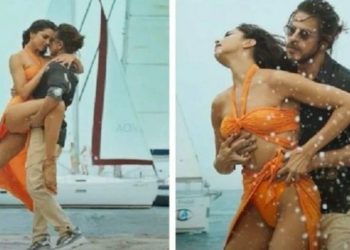 अब शाहरुख खान की फिल्म "पठान" की बढ़ी मुश्किले, हिंदुओं के बाद अब मुस्लिम संगठनों ने भी शुरू किया नग्नता विरोध प्रदर्शन भोपाल में मुस्लिम संगठनों ने शाहरुख खान की आने वाली फिल्म "पठान" का विरोध शुरू कर दिया हैं। मध्यप्रदेश उलेमा बोर्ड ने कहा कि राज्य में इस फिल्म को रिलीज नहीं होने देंगे। फिल्म मे नग्नता जो परोशी जा रही है उसका सभी इंडियन लोगो ने विरोध प्रदर्शन कर रहे हैं शाहरुख खान की फिल्म शाहरुख खान और दीपिका पादुकोण की फिल्म पठान का मुस्लिम संगठनों ने भी विरोध शुरू कर दिया है। पठान फिल्म का हिंदू संगठन पहले से ही विरोध कर रहे है, लेकिन अब मुस्लिम संगठनों के विरोध करने के चलते शाहरुख खान की आने वाली फिल्म पठान की मुश्किलें बढ़ सकती हैं। मध्यप्रदेश उलेमा बोर्ड ने कहा कि राज्य में फिल्म का प्रदर्शन नहीं होने देंगे ऑल इंडिया मुस्लिम त्योहार कमेटी (एआइएनपीसी) ने भी विरोध जताया है। आखिर मुस्लिम संगठन क्यों पठान फिल्म का विरोध कर रहे हैं। विस्तार से पूरी खबर विस्तार से जाने... पठान फिल्म मुस्लिमों के खिलाफ : खुर्रम मियां चिश्ती मुस्लिम संगठनों ने फिल्म की आपत्तिजनक दृश्यों पर कहा कि ऐसा नहीं होना चाहिए कि एआइएमटीसी के अध्यक्ष परी ज्यादा खुर्रम मियां चिश्ती ने कहा कि 1 दिन में देश के अलग-अलग शहरों से 400 से अधिक फोन आए सभी ने पठान फिल्म को मुस्लिमों के खिलाफ बताया है। उन्होंने कहा कि मुस्लिम धर्म को बदनाम करने वाली फिल्मों का हम विरोध करते हैं। फिल्म पर प्रतिबंध लगाया जाए। इसके लिए मुख्यमंत्री शिवराज सिंह चौहान और राज्यपाल मंगुभाई पटेल को ज्ञापन देकर मांग करेंगे। पूरे देश में रिलीज नहीं होने देंगे : सैयद अनस अली उधर मध्य प्रदेश उलेमा बोर्ड के अध्यक्ष सैयद अनस अली ने कहा कि फिल्म "पठान" को मध्यप्रदेश में ही नहीं पूरे देश में रिलीज नहीं होने देंगे। निर्माताओं को पठान नाम हटा देना चाहिए शाहरुख खान को अपने चरित का नाम बदल लेना चाहिए हम कानूनी लड़ाई लड़ेंगे सेंसर बोर्ड को पत्र लिखेंगे बता दें कि राज्य के गृह मंत्री नरोत्तम मिश्रा इस फिल्म के बेशर्म गाने में अभिनेत्री की वेशभूषा बाद देशों पर आपत्ति जता चुके हैं उन्होंने डायरेक्टर को सुधारने की चेतावनी भी दी थी महीने विधानसभा के नेता प्रतिपक्ष गोविंद सिंह भी इसका विरोध कर चुके हैं। हनुमानगढ़ी के महंत राजू दास ने दिया विवादित बयान शाहरुख खान पर संत समाज ने सनातन विरोधी होने का आरोप लगा रहा है। इसी विवाद को लेकर हनुमानगढ़ी के महंत राजू दास ने बडा बयान दिया है। बॉलीवुड और हॉलीवुड दोनों सनातन की आस्था को ठेस पहुंचा रहे हैं। सनातन संस्कृति का मजाक उड़ाने में शाहरुख खान की हमेशा ही बड़ी भूमिका रही है। हनुमानगढ़ी के महंत राजू दास ने फिल्म के बहिष्कार को लेकर लोगों से अपील की है। उन्होंने विवादित बयान देते हुए जनता से भड़काऊ अपील भी की है। उन्होंने कहा कि "जहां भी 'पठान' फिल्म लगे उस सिनेमाघर को आग लगा दो। दुष्टों के साथ जब तक दुष्टता पूर्वक व्यवहार नहीं किया जाएगा तब तक ऐसी घटनाओं पर रोक नहीं लगेगी।" भगवा का अपमान किया तो मुंह तोड़ जवाब देंगे : भोपाल सांसद प्रज्ञा सिंह ठाकुर भोपाल सांसद प्रज्ञा सिंह ठाकुर ने भगवा बिकिनी पर बयान देते हुए कहा कि भगवा रंग सूर्य का रंग, भगवा रंग बलिदान का रंग, भगवा रंग सनातनी और संतों का रंग है। उन्होंने कहा कि हमारा देश में लोकतंत्र है। जब भारत स्वतंत्र हुआ तो जिनकी भी सता रही उन्होंने सब को बोलने की स्वतंत्रता तो दी, लेकिन हिंदुओं को कभी बोलने नहीं दिया यह हमारे देश की विडंबना है। उन्होंने कहा कि हिंदुओं को बोलने की स्वतंत्रता नहीं है जब से मोदी जी का शासन आया है तब से हिंदू अपने आप को जागृत अवस्था में महसूस करता है। लेकिन मैं ठोक कर कहती हूं कि जिसने भी भगवा रंग का अपमान किया। उसे बीजेपी और जनता ने भी मुंहतोड़ जवाब दिया है और अब किसी ने भगवा का अपमान किया तो मुंह तोड़ जवाब ही नहीं देंगे बल्कि मुंह तोड़ देने की हिम्मत रखते हैं। फिल्म को प्रदेश में अनुमति दी जाए अथवा नहीं : गृह मंत्री डॉ नरोत्तम मिश्रा इससे पहले मध्य प्रदेश के गृह मंत्री डॉ नरोत्तम मिश्रा ने फिल्म पठान के गाने में दीपिका पादुकोण के भगवा कपड़ों में बोल्ड को लेकर कड़ा विरोध दर्ज करा चुके हैं। उन्होंने कहा था कि "पठान" फिल्म के गाने में अभिनेत्री की वेशभूषा और दृश्यों को ठीक किया जाए, नहीं तो फिल्म को प्रदेश में अनुमति दी जाए अथवा नहीं इस पर फैसला लिया जाएगा। मिश्रा ने कहा कि फिल्म के गाने में प्रयुक्त की गई वेशभूषा प्रथम दृष्टया बेहद आपत्तिजनक है। उन्होंने दीपिका पादुकोण को टुकड़े टुकड़े गैंग का समर्थक बताते हुए कहा कि यह गाना दूषित मानसिकता के कारण फिल्माया गया है, वैसे भी दीपिका पादुकोण टुकड़े-टुकड़े गैंग की समर्थक रही है, इसलिए दृश्य को ठीक करें। 1 महीने पहले फिल्म का टीजर हुआ था रिलीज बता दे शाहरुख खान और दीपिका पादुकोण की है फिल्म आगामी 25 जनवरी को रिलीज होगी। यह हिंदी के साथ ही साउथ की भाषा में भी रिलीज होगी। फिल्म में दीपिका और शाहरुख के अलावा जॉन अब्राहम भी नजर आएंगे। जॉन विलेन बने 1 महीने पहले फिल्म का टीजर रिलीज हुआ था। कई लोगों को ये पसंद नहीं आया था। ट्विटर पर हेस्टैक "पठान" (#pathan) बायकॉट भी ट्रेंड कर रहा है। यूजर्स की मानें तो यह फिल्म हॉलीवुड की मूवी वॉर और मावर्ल्स की कॉपी है। अब शाहरुख खान की फिल्म "पठान" की बढ़ी मुश्किले, हिंदुओं के बाद अब मुस्लिम संगठनों ने भी शुरू किया नग्नता विरोध प्रदर्शन
भोपाल में मुस्लिम संगठनों ने शाहरुख खान की आने वाली फिल्म "पठान" का विरोध शुरू कर दिया हैं। मध्यप्रदेश उलेमा बोर्ड ने कहा कि राज्य में इस फिल्म को रिलीज नहीं होने देंगे। फिल्म मे नग्नता जो परोशी जा रही है उसका सभी इंडियन लोगो ने विरोध प्रदर्शन कर रहे हैं
शाहरुख खान की फिल्म
शाहरुख खान और दीपिका पादुकोण की फिल्म पठान का मुस्लिम संगठनों ने भी विरोध शुरू कर दिया है। पठान फिल्म का हिंदू संगठन पहले से ही विरोध कर रहे है, लेकिन अब मुस्लिम संगठनों के विरोध करने के चलते शाहरुख खान की आने वाली फिल्म पठान की मुश्किलें बढ़ सकती हैं। मध्यप्रदेश उलेमा बोर्ड ने कहा कि राज्य में फिल्म का प्रदर्शन नहीं होने देंगे ऑल इंडिया मुस्लिम त्योहार कमेटी (एआइएनपीसी) ने भी विरोध जताया है। आखिर मुस्लिम संगठन क्यों पठान फिल्म का विरोध कर रहे हैं। विस्तार से पूरी खबर विस्तार से जाने...
पठान फिल्म मुस्लिमों के खिलाफ : खुर्रम मियां चिश्ती
मुस्लिम संगठनों ने फिल्म की आपत्तिजनक दृश्यों पर कहा कि ऐसा नहीं होना चाहिए कि एआइएमटीसी के अध्यक्ष परी ज्यादा खुर्रम मियां चिश्ती ने कहा कि 1 दिन में देश के अलग-अलग शहरों से 400 से अधिक फोन आए सभी ने पठान फिल्म को मुस्लिमों के खिलाफ बताया है। उन्होंने कहा कि मुस्लिम धर्म को बदनाम करने वाली फिल्मों का हम विरोध करते हैं। फिल्म पर प्रतिबंध लगाया जाए। इसके लिए मुख्यमंत्री शिवराज सिंह चौहान और राज्यपाल मंगुभाई पटेल को ज्ञापन देकर मांग करेंगे।
पूरे देश में रिलीज नहीं होने देंगे : सैयद अनस अली
उधर मध्य प्रदेश उलेमा बोर्ड के अध्यक्ष सैयद अनस अली ने कहा कि फिल्म "पठान" को मध्यप्रदेश में ही नहीं पूरे देश में रिलीज नहीं होने देंगे। निर्माताओं को पठान नाम हटा देना चाहिए शाहरुख खान को अपने चरित का नाम बदल लेना चाहिए हम कानूनी लड़ाई लड़ेंगे सेंसर बोर्ड को पत्र लिखेंगे बता दें कि राज्य के गृह मंत्री नरोत्तम मिश्रा इस फिल्म के बेशर्म गाने में अभिनेत्री की वेशभूषा बाद देशों पर आपत्ति जता चुके हैं उन्होंने डायरेक्टर को सुधारने की चेतावनी भी दी थी महीने विधानसभा के नेता प्रतिपक्ष गोविंद सिंह भी इसका विरोध कर चुके हैं।
हनुमानगढ़ी के महंत राजू दास ने दिया विवादित बयान
शाहरुख खान पर संत समाज ने सनातन विरोधी होने का आरोप लगा रहा है। इसी विवाद को लेकर हनुमानगढ़ी के महंत राजू दास ने बडा बयान दिया है। बॉलीवुड और हॉलीवुड दोनों सनातन की आस्था को ठेस पहुंचा रहे हैं। सनातन संस्कृति का मजाक उड़ाने में शाहरुख खान की हमेशा ही बड़ी भूमिका रही है। हनुमानगढ़ी के महंत राजू दास ने फिल्म के बहिष्कार को लेकर लोगों से अपील की है। उन्होंने विवादित बयान देते हुए जनता से भड़काऊ अपील भी की है। उन्होंने कहा कि "जहां भी 'पठान' फिल्म लगे उस सिनेमाघर को आग लगा दो। दुष्टों के साथ जब तक दुष्टता पूर्वक व्यवहार नहीं किया जाएगा तब तक ऐसी घटनाओं पर रोक नहीं लगेगी।"
भगवा का अपमान किया तो मुंह तोड़ जवाब देंगे : भोपाल सांसद प्रज्ञा सिंह ठाकुर
भोपाल सांसद प्रज्ञा सिंह ठाकुर ने भगवा बिकिनी पर बयान देते हुए कहा कि भगवा रंग सूर्य का रंग, भगवा रंग बलिदान का रंग, भगवा रंग सनातनी और संतों का रंग है। उन्होंने कहा कि हमारा देश में लोकतंत्र है। जब भारत स्वतंत्र हुआ तो जिनकी भी सता रही उन्होंने सब को बोलने की स्वतंत्रता तो दी, लेकिन हिंदुओं को कभी बोलने नहीं दिया यह हमारे देश की विडंबना है। उन्होंने कहा कि हिंदुओं को बोलने की स्वतंत्रता नहीं है जब से मोदी जी का शासन आया है तब से हिंदू अपने आप को जागृत अवस्था में महसूस करता है। लेकिन मैं ठोक कर कहती हूं कि जिसने भी भगवा रंग का अपमान किया। उसे बीजेपी और जनता ने भी मुंहतोड़ जवाब दिया है और अब किसी ने भगवा का अपमान किया तो मुंह तोड़ जवाब ही नहीं देंगे बल्कि मुंह तोड़ देने की हिम्मत रखते हैं।
फिल्म को प्रदेश में अनुमति दी जाए अथवा नहीं : गृह मंत्री डॉ नरोत्तम मिश्रा
इससे पहले मध्य प्रदेश के गृह मंत्री डॉ नरोत्तम मिश्रा ने फिल्म पठान के गाने में दीपिका पादुकोण के भगवा कपड़ों में बोल्ड को लेकर कड़ा विरोध दर्ज करा चुके हैं। उन्होंने कहा था कि "पठान" फिल्म के गाने में अभिनेत्री की वेशभूषा और दृश्यों को ठीक किया जाए, नहीं तो फिल्म को प्रदेश में अनुमति दी जाए अथवा नहीं इस पर फैसला लिया जाएगा। मिश्रा ने कहा कि फिल्म के गाने में प्रयुक्त की गई वेशभूषा प्रथम दृष्टया बेहद आपत्तिजनक है। उन्होंने दीपिका पादुकोण को टुकड़े टुकड़े गैंग का समर्थक बताते हुए कहा कि यह गाना दूषित मानसिकता के कारण फिल्माया गया है, वैसे भी दीपिका पादुकोण टुकड़े-टुकड़े गैंग की समर्थक रही है, इसलिए दृश्य को ठीक करें।
1 महीने पहले फिल्म का टीजर हुआ था रिलीज
बता दे शाहरुख खान और दीपिका पादुकोण की है फिल्म आगामी 25 जनवरी को रिलीज होगी। यह हिंदी के साथ ही साउथ की भाषा में भी रिलीज होगी। फिल्म में दीपिका और शाहरुख के अलावा जॉन अब्राहम भी नजर आएंगे। जॉन विलेन बने 1 महीने पहले फिल्म का टीजर रिलीज हुआ था। कई लोगों को ये पसंद नहीं आया था। ट्विटर पर हेस्टैक "पठान" (#pathan) बायकॉट भी ट्रेंड कर रहा है। यूजर्स की मानें तो यह फिल्म हॉलीवुड की मूवी वॉर और मावर्ल्स की कॉपी है।