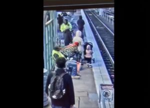 Painful video viral Woman pushes three-year-old child on railway track see what happened then दर्दनाक वीडियो वायरल: तीन साल के बच्चे को रेलवे ट्रेक पर महिला ने दिया धक्का, देखिए फिर क्या हुआ