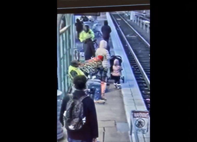 Painful video viral Woman pushes three-year-old child on railway track see what happened then दर्दनाक वीडियो वायरल: तीन साल के बच्चे को रेलवे ट्रेक पर महिला ने दिया धक्का, देखिए फिर क्या हुआ