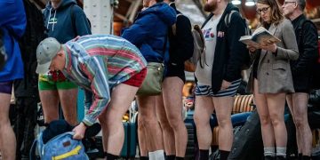 No Trousers Tube Ride why people walk without pant in london know reason behind this ये क्या... लंदन में बिना पैंट पहने ही सड़क पर क्यों घूम रहे लड़के-लड़कियां! ये है इसकी वजह