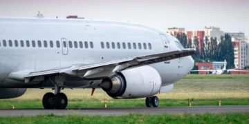 Shramveerbharat news Intresting facts: जानते हैं! हवाई जहाज में भी हॉर्न होता है... यह भी समझिए इसे क्यों लगाया जाता है अब आप सोच रहे होंगे कि हवाई जहाज के रास्ते में न कोई जाम लगता और न उसके रास्ते में कोई आता है, फिर उसमें हॉर्न की क्या जरूरत? दरअसल, किसी भी आम वाहन के जैसे हवाई जहाज में भी हॉर्न की जरूरत पड़ती है. प्लेन में हॉर्न का इस्तेमाल ग्राउंड इंजीनियर और स्टाफ से संपर्क साधने और उन्हें किसी तरह के खतरे से सावधान करने के लिए किया जाता है. उड़ान से पहले अगर हवाई जहाज में कोई खराबी आ जाए या फिर कोई इमरजेंसी हो तो प्लेन के अंदर बैठा पायलट इस हॉर्न को बजाकर ग्राउंड इंजीनियर को अलर्ट मैसेज भेज सकता है. इस हॉर्न का बटन भी बाकी बटनों की तरह प्लेन के कॉकपिट पर होता है. हालांकि, यह अन्य बटनों की तरह ही होने की वजह से ढूंढना थोड़ा मुश्किल है. हॉर्न वाले बटन की पहचान के लिए इसके ऊपर