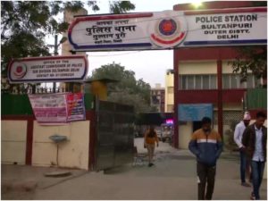 Shramveerbharat news india  January 1, 2023 दिल्ली में युवती की दर्दनाक मौत, गैर इरादतन हत्या का केस दर्ज, पुलिस बोली- सोशल मीडिया पर अफवाह न फैलाएं Delhi Crime News: दिल्ली में कार सवार युवकों ने स्कूटी सवार युवती को टक्कर मारी. हादसे के बाद भी आरोपियों ने कार नहीं रोकी और कार में फंसी युवती को कई किलोमीटर तक घसीटते हुए ले गए. | Delhi Girl Dragged Case: दिल्ली के कंझावला (Kanjhawala) से रविवार (1 जनवरी) को बेहद चौंकाने वाला मामला सामने आया था. जहां सड़क हादसे के बाद स्कूटी सवार एक लड़की कार के नीचे फंस गई. कार सवार युवकों ने इसके बाद भी गाड़ी नहीं रोकी और कार लड़की को करीब 7-8 किलोमीटर तक घिसटती चली गई. इस हादसे में लड़की की मौत हो गई है. दिल्ली पुलिस (Delhi Police) ने इस घटना के बाद गैर इरादतन हत्या का मामला दर्ज किया है. डीसीपी आउटर हरिंदर सिंह ने  बताया कि दिल्ली के कंझावला मामले में गैर इरादतन हत्या का केस दर्ज किया है. आरोपियों पर 304ए का मामला दर्ज हुआ है. पीड़िता की मदद करने की बजाय वो लोग ड्राइव करते रहे. बता दें कि, धारा 304A कहती है- जो कोई उतावलेपन के या उपेक्षापूर्ण किसी ऐसे कार्य से किसी व्यक्ति की मृत्यु कारित करेगा, जो आपराधिक मानववध की कोटि में नहीं आता, वह दोनों में से किसी भांति के कारावास से जिसकी अवधि दो वर्ष तक की हो सकेगी, या जुर्माने से, या दोनों से, दण्डित किया जाएगा. "सोशल मीडिया पर लोग अफवाह न फैलाएं" हरिंदर सिंह ने आगे कहा कि ये सिर्फ एक्सीडेंट का मामला है और सोशल मीडिया पर लोग अफवाह न फैलाएं. हादसे के बाद पीड़िता की मदद करने की बजाय आरोपी कार ड्राइव करते रहे. आरोपियों के खिलाफ सख्त कार्रवाई करेंगे. हादसा जहां हुआ वो सुनसान रास्ता है और वहां लोगों का आवागमन कम है. कार में सवार सभी पांच लोगों को पकड़ लिया गया है.  दिल्ली महिला आयोग ने भेजा नोटिस इस मामले को लेकर दिल्ली महिला आयोग की अध्यक्ष स्वाति मालीवाल ने दिल्ली पुलिस को नोटिस जारी किया है. उन्होंने ट्वीट किया कि, "दिल्ली के कंझावला में एक लड़की की नग्न अवस्था में लाश मिली, बताया जा रहा है कि कुछ लड़कों ने नशे की हालत में गाड़ी से उसकी स्कूटी को टक्कर मारी और उसे कई किलोमीटर तक घसीटा. ये मामला बेहद भयानक है, मैं दिल्ली पुलिस को हाज़िरी समन जारी कर रही हूं. पूरा सच सामने आना चाहिए."  हादसे के बाद कार से युवती को घसीटा ये हादसा 31 दिसंबर और एक जनवरी की दरमियानी रात को हुआ है. दिल्ली के सुल्तानपुरी इलाके में युवती का नग्न शव मिला था. युवती स्कूटी पर सवार थी जिसे रविवार सुबह एक कार ने टक्कर मार दी थी और युवती कई किलोमीटर तक कार के नीचे घसीटती चली गई. आरोपी बलेनो कार में सवार थे जिसकी पहचान रविवार को हुई. कार के अंदर मौजूद पांच लोगों को गिरफ्तार कर लिया गया है. कार के युवती की स्कूटी से टकराने के बाद उन्होंने कार नहीं रोकी, जबकि युवती के कपड़े कार में फंस गए और उसे कुछ किलोमीटर तक घसीटा (Dragged) गया, जिसमें उसकी मौत हो गई. 