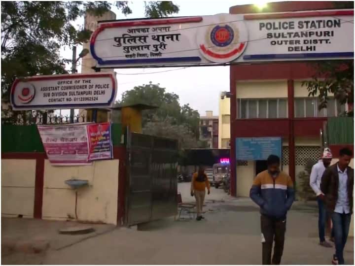 Shramveerbharat news india  January 1, 2023 दिल्ली में युवती की दर्दनाक मौत, गैर इरादतन हत्या का केस दर्ज, पुलिस बोली- सोशल मीडिया पर अफवाह न फैलाएं Delhi Crime News: दिल्ली में कार सवार युवकों ने स्कूटी सवार युवती को टक्कर मारी. हादसे के बाद भी आरोपियों ने कार नहीं रोकी और कार में फंसी युवती को कई किलोमीटर तक घसीटते हुए ले गए. | Delhi Girl Dragged Case: दिल्ली के कंझावला (Kanjhawala) से रविवार (1 जनवरी) को बेहद चौंकाने वाला मामला सामने आया था. जहां सड़क हादसे के बाद स्कूटी सवार एक लड़की कार के नीचे फंस गई. कार सवार युवकों ने इसके बाद भी गाड़ी नहीं रोकी और कार लड़की को करीब 7-8 किलोमीटर तक घिसटती चली गई. इस हादसे में लड़की की मौत हो गई है. दिल्ली पुलिस (Delhi Police) ने इस घटना के बाद गैर इरादतन हत्या का मामला दर्ज किया है. डीसीपी आउटर हरिंदर सिंह ने  बताया कि दिल्ली के कंझावला मामले में गैर इरादतन हत्या का केस दर्ज किया है. आरोपियों पर 304ए का मामला दर्ज हुआ है. पीड़िता की मदद करने की बजाय वो लोग ड्राइव करते रहे. बता दें कि, धारा 304A कहती है- जो कोई उतावलेपन के या उपेक्षापूर्ण किसी ऐसे कार्य से किसी व्यक्ति की मृत्यु कारित करेगा, जो आपराधिक मानववध की कोटि में नहीं आता, वह दोनों में से किसी भांति के कारावास से जिसकी अवधि दो वर्ष तक की हो सकेगी, या जुर्माने से, या दोनों से, दण्डित किया जाएगा. "सोशल मीडिया पर लोग अफवाह न फैलाएं" हरिंदर सिंह ने आगे कहा कि ये सिर्फ एक्सीडेंट का मामला है और सोशल मीडिया पर लोग अफवाह न फैलाएं. हादसे के बाद पीड़िता की मदद करने की बजाय आरोपी कार ड्राइव करते रहे. आरोपियों के खिलाफ सख्त कार्रवाई करेंगे. हादसा जहां हुआ वो सुनसान रास्ता है और वहां लोगों का आवागमन कम है. कार में सवार सभी पांच लोगों को पकड़ लिया गया है.  दिल्ली महिला आयोग ने भेजा नोटिस इस मामले को लेकर दिल्ली महिला आयोग की अध्यक्ष स्वाति मालीवाल ने दिल्ली पुलिस को नोटिस जारी किया है. उन्होंने ट्वीट किया कि, "दिल्ली के कंझावला में एक लड़की की नग्न अवस्था में लाश मिली, बताया जा रहा है कि कुछ लड़कों ने नशे की हालत में गाड़ी से उसकी स्कूटी को टक्कर मारी और उसे कई किलोमीटर तक घसीटा. ये मामला बेहद भयानक है, मैं दिल्ली पुलिस को हाज़िरी समन जारी कर रही हूं. पूरा सच सामने आना चाहिए."  हादसे के बाद कार से युवती को घसीटा ये हादसा 31 दिसंबर और एक जनवरी की दरमियानी रात को हुआ है. दिल्ली के सुल्तानपुरी इलाके में युवती का नग्न शव मिला था. युवती स्कूटी पर सवार थी जिसे रविवार सुबह एक कार ने टक्कर मार दी थी और युवती कई किलोमीटर तक कार के नीचे घसीटती चली गई. आरोपी बलेनो कार में सवार थे जिसकी पहचान रविवार को हुई. कार के अंदर मौजूद पांच लोगों को गिरफ्तार कर लिया गया है. कार के युवती की स्कूटी से टकराने के बाद उन्होंने कार नहीं रोकी, जबकि युवती के कपड़े कार में फंस गए और उसे कुछ किलोमीटर तक घसीटा (Dragged) गया, जिसमें उसकी मौत हो गई. 