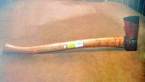 Shramveerbharat news CG mp Chhattisgarh: बहन को बेरहमी से पीट रहा था जीजा, नाबालिग साले ने कुल्हाड़ी से काटकर कर दी हत्या जशपुर एक नाबालिग ने अपने जीजा को कुल्हाड़ी से काटकर मौत के घाट उतार दिया. आरोपी ने पुलिस को बताया कि जीजा उसकी बहन को बेरहमी से पीट रहा था. उसे कई बार रोका गया पर वो नहीं माना. इस पर उसने कुल्हाड़ी उठाई और जीजा पर ताबड़तोड़ कई वार कर डाले. जिससे उसकी मौके पर ही मौत हो गई. छत्तीसगढ़ के जशपुर में एक 15 साल के नाबालिग लड़के ने अपने जीजा का बेरहमी से कत्ल कर दिया. घटना की सूचना मिलते ही पुलिस मौके पर पहुंची शव को कब्जे में लिया और पोस्टमार्टम के लिए भेज मामले की जांच शुरू की. हत्या के मामले में पुलिस ने नाबालिग आरोपी को गिरफ्तार कर लिया है और उससे पूछताछ की जा रही है. इस घटना के बाद से पूरे गांव में सन्नाटा पसरा हुआ है.  यह घटना सन्ना क्षेत्र के कोदोपारा ग्राम पंचायत के बिसौड़ी खांधिटोली गांव की है. जानकारी के मुताबकि मृतक दिनेश राम (33) अपने ससुराल में घर जमाई बनकर रहे रहा था. इसकी वजह से घर पर अक्सर विवाद होता रहता था. आरोपी ने पुलिस को बताया कि जीजा उसकी बहन को बेरहमी से पीट रहा था. इस पर उसे रोका और बीच बचाव भी किया पर वह नहीं माना.  फिर उसने कुल्हाड़ी से वार कर उसकी हत्या कर दी.  पुलिस ने बताया कि आरोपी की बहन शादी के बाद से अपने पति के साथ मायके में ही रह रही थी.  नए साल के दिन सभी जश्न मना रहे थे.  शाम के समय दिनेश घर आया और अपनी पत्नी को ढूंढने लगा. जब उसे पता चला कि उसकी पड़ोस में किसी के घर गई है. इस पर वह आग बबूला हो गया और वहीं पहुंचकर सबके सामने मारपीट करने लगा. इस पर विवाद इतना बढ़ गया कि नाबालिग ने उस पर कुल्हाड़ी से ताबड़तोड़ कई वार किए. जिससे उसकी मौके पर ही मौत हो गई.  Delhi : दिल्ली पुलिस के एएसआई पर डकैती के आरोपी ने किया चाकू से हमला, अस्पताल में भर्ती इस मामले पर एएसपी उमेश कश्यप ने बताया कि सन्ना थाने के कोदोपारा पंचायत में हत्या की वारदात हुई है. जहां एक नाबालिग ने अपने जीजा का कत्ल कर दिया. शव को पोस्टमार्टम के लिए भेज दिया है. आरोपी पुलिस की गिरफ्त में है उससे पूछताछ की जा रही है. 