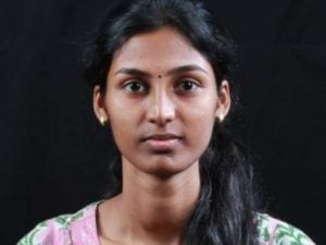 22 year old software engineer came under the truck while trying to escape from the pit died on the spot shobhana chennai गड्ढे से बचने की कोशिश में ट्रक के नीचे आई 22 साल की सॉफ्टवेयर इंजीनियर, मौके पर ही मौत