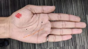 Shramveerbhatat news Jabalpur Madhya Pradesh  January 4, 2023  हथेली पर ये 5 निशान देते हैं बर्बादी का संकेत, कहीं आपके हाथ पर तो नहीं? ऐसा कहते हैं कि इंसान की हथेली पर मौजूद ये लकी निशान निर्धन को भी धनवान बना सकते हैं. लेकिन क्या जानते हैं कि लकी निशान की तरह हथेली पर अनलकी निशान भी होते हैं. हथेली के रेखाओं में कैद ये अशुभ निशान किसी को भी बर्बादी की कगार पर धकेल सकते हैं. हथेली पर ये 5 निशान देते हैं बर्बादी का संकेत, कहीं आपके हाथ पर तो नहीं? Unlucky Signs On Palm: हथेली पर लकी साइन या शुभ निशानों के बारे में तो आपने जरूर सुना होगा. ऐसा कहते हैं कि इंसान की हथेली पर मौजूद ये लकी निशान निर्धन को भी धनवान बना सकते हैं. लेकिन क्या जानते हैं कि लकी निशान की तरह हथेली पर अनलकी निशान भी होते हैं. हथेली की रेखाओं में कैद ये अशुभ निशान किसी को भी बर्बादी की कगार पर धकेल सकते हैं. आइए आज आपको हथेली पर ऐसे 5 अशुभ निशानों के बारे में बताते हैं. मुख्य रेखाओं का टूटना हस्तरेखा शास्त्र के अनुसार, हथेली में तीन मुख्य रेखाएं होती हैं- हृदय रेखा, जीवन रेखा और मस्तिष्क रेखा. इन रेखाओं का बीच में ब्रेक होना या टूटना बहुत अशुभ समझा जाता है. उदाहण के तौर पर अगर किसी इंसान की जीवन रेखा टूटी हुई है तो उसके दांपत्य जीवन में बहुत सी परेशानियां आती हैं. लोगों के तलाक भी हो जाते हैं. इसी तरह, अगर हथेली पर जीवन रेखा टूटी हो तो दुर्घटना, खतरा, आपदा और बीमारियों की संभावना बनती हैं. हथेली पर चेन स्ट्रक्चर हथेली पर चेन का निशान एक दूसरे के साथ जुड़े छोटे-छोटे आईलैंड की सीरीज को दर्शाता है. चेन का ये निशान हमेशा अशुभ परिणाम ही देता है, फिर चाहे ये किसी भी रेखा पर हो. ये निशान जीवन में कुछ बुरा होने की संकेत देता है. उदाहरण के लिए आपका जन्म खराब स्वास्थ्य के साथ हो सकता है. आपको डाइजेशन से जुड़ी समस्या हो सकती है. यदि यह चेन भाग्य रेखा पर हो तो इंसान को मस्तिष्क से संबंधित समस्याएं रहती हैं. Air India की फ्लाइट में बुजुर्ग महिला से गंदी हरकत, नशे में धुत शख्स ने कपड़ों पर की पेशाब, फिर भी बचकर निकल गया हाथ पर ग्रिल हथेली पर जब छोटी-छोटी रेखाएं एक दूसरे को काटकर जाल जैसा निशान बनाती हैं तो इसे ग्रिल कहा जाता है. यह ग्रिल अशुभ, नकारात्मकता और समस्याओं की तरफ इशारा करती है. उदाहण के लिए अगर यह ग्रिल हेथली में बुध पर्वत पर बने तो शादी-विवाह के दौरान बड़े-उतार चढ़ाव देखने पड़ते हैं. असामान्य यौन संबंध भी आपको परेशान कर सकता है. हथेली पर ये निशान हो तो लोगों को बड़ी मुश्किल से अच्छा लाइफ पार्टनर मिलता है और मिडिल एज में शादी टूटने की संभावनाएं अधिक हो जाती हैं. हथेली पर डॉट या स्पॉट हथेली पर डॉट या स्पॉट एक तरह के फुल स्टॉप होते हैं जो आपके एनर्जी फ्लो में गड़बड़ी को दर्शाते हैं. आमतौर पर इन्हें संकट, गंभीर बीमारी या दुर्घटनाओं से जोड़कर देखा जाता है. उदाहरण के लिए अगर किसी इंसान की जीवन रेखा पर डॉट या स्पॉट हो तो वो बीमारी और मृत्यु को दर्शाता है. अगर ये धब्बे हृदय रेखा पर हों तो जीवन में इमोशनल क्राइसिस (भावनात्मक संकट) की स्थिति बनती है. सिमियन लाइन भाग्य रेखा और हृदय रेखा को ओवरलैप करने वाली रेखा को सिमियन लाइन कहा जाता है. महिलाओं के लिए इस रेखा को बहुत अशुभ समझा जाता है. ऐसा कहते हैं कि जिन महिलाओं की हथेली पर सिमियन लाइन होती है, उन्हें जीवन में संघर्ष, दुर्भाग्य और पार्टनर से तलाक मिलने का खतरा रहता है.