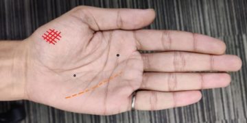 Shramveerbhatat news Jabalpur Madhya Pradesh January 4, 2023 हथेली पर ये 5 निशान देते हैं बर्बादी का संकेत, कहीं आपके हाथ पर तो नहीं? ऐसा कहते हैं कि इंसान की हथेली पर मौजूद ये लकी निशान निर्धन को भी धनवान बना सकते हैं. लेकिन क्या जानते हैं कि लकी निशान की तरह हथेली पर अनलकी निशान भी होते हैं. हथेली के रेखाओं में कैद ये अशुभ निशान किसी को भी बर्बादी की कगार पर धकेल सकते हैं. हथेली पर ये 5 निशान देते हैं बर्बादी का संकेत, कहीं आपके हाथ पर तो नहीं? Unlucky Signs On Palm: हथेली पर लकी साइन या शुभ निशानों के बारे में तो आपने जरूर सुना होगा. ऐसा कहते हैं कि इंसान की हथेली पर मौजूद ये लकी निशान निर्धन को भी धनवान बना सकते हैं. लेकिन क्या जानते हैं कि लकी निशान की तरह हथेली पर अनलकी निशान भी होते हैं. हथेली की रेखाओं में कैद ये अशुभ निशान किसी को भी बर्बादी की कगार पर धकेल सकते हैं. आइए आज आपको हथेली पर ऐसे 5 अशुभ निशानों के बारे में बताते हैं. मुख्य रेखाओं का टूटना हस्तरेखा शास्त्र के अनुसार, हथेली में तीन मुख्य रेखाएं होती हैं- हृदय रेखा, जीवन रेखा और मस्तिष्क रेखा. इन रेखाओं का बीच में ब्रेक होना या टूटना बहुत अशुभ समझा जाता है. उदाहण के तौर पर अगर किसी इंसान की जीवन रेखा टूटी हुई है तो उसके दांपत्य जीवन में बहुत सी परेशानियां आती हैं. लोगों के तलाक भी हो जाते हैं. इसी तरह, अगर हथेली पर जीवन रेखा टूटी हो तो दुर्घटना, खतरा, आपदा और बीमारियों की संभावना बनती हैं. हथेली पर चेन स्ट्रक्चर हथेली पर चेन का निशान एक दूसरे के साथ जुड़े छोटे-छोटे आईलैंड की सीरीज को दर्शाता है. चेन का ये निशान हमेशा अशुभ परिणाम ही देता है, फिर चाहे ये किसी भी रेखा पर हो. ये निशान जीवन में कुछ बुरा होने की संकेत देता है. उदाहरण के लिए आपका जन्म खराब स्वास्थ्य के साथ हो सकता है. आपको डाइजेशन से जुड़ी समस्या हो सकती है. यदि यह चेन भाग्य रेखा पर हो तो इंसान को मस्तिष्क से संबंधित समस्याएं रहती हैं. Air India की फ्लाइट में बुजुर्ग महिला से गंदी हरकत, नशे में धुत शख्स ने कपड़ों पर की पेशाब, फिर भी बचकर निकल गया हाथ पर ग्रिल हथेली पर जब छोटी-छोटी रेखाएं एक दूसरे को काटकर जाल जैसा निशान बनाती हैं तो इसे ग्रिल कहा जाता है. यह ग्रिल अशुभ, नकारात्मकता और समस्याओं की तरफ इशारा करती है. उदाहण के लिए अगर यह ग्रिल हेथली में बुध पर्वत पर बने तो शादी-विवाह के दौरान बड़े-उतार चढ़ाव देखने पड़ते हैं. असामान्य यौन संबंध भी आपको परेशान कर सकता है. हथेली पर ये निशान हो तो लोगों को बड़ी मुश्किल से अच्छा लाइफ पार्टनर मिलता है और मिडिल एज में शादी टूटने की संभावनाएं अधिक हो जाती हैं. हथेली पर डॉट या स्पॉट हथेली पर डॉट या स्पॉट एक तरह के फुल स्टॉप होते हैं जो आपके एनर्जी फ्लो में गड़बड़ी को दर्शाते हैं. आमतौर पर इन्हें संकट, गंभीर बीमारी या दुर्घटनाओं से जोड़कर देखा जाता है. उदाहरण के लिए अगर किसी इंसान की जीवन रेखा पर डॉट या स्पॉट हो तो वो बीमारी और मृत्यु को दर्शाता है. अगर ये धब्बे हृदय रेखा पर हों तो जीवन में इमोशनल क्राइसिस (भावनात्मक संकट) की स्थिति बनती है. सिमियन लाइन भाग्य रेखा और हृदय रेखा को ओवरलैप करने वाली रेखा को सिमियन लाइन कहा जाता है. महिलाओं के लिए इस रेखा को बहुत अशुभ समझा जाता है. ऐसा कहते हैं कि जिन महिलाओं की हथेली पर सिमियन लाइन होती है, उन्हें जीवन में संघर्ष, दुर्भाग्य और पार्टनर से तलाक मिलने का खतरा रहता है.