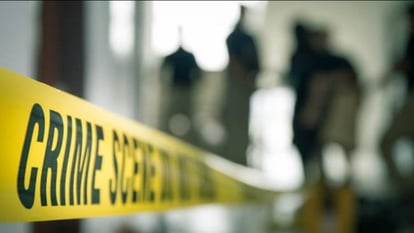 Shramveerbharat news MP  Mp News:इंदौर मेें युवती ने आठवीं मंजिल से कूद कर दे दी जान तुकोगंज क्षेत्र की एक मल्टी की आठवीं मंजिल से कूद कर एक युवती ने जान दे दी। युवती के पास एक सुसाइड नोट भी मिला हैै। पुलिस हत्या की वजह प्रेस प्रसंग मान रही है। फिलहाल पुलिस ने केस दर्ज कर जांच शुरू कर दी है।  नए साल का जश्न मनाने के बाद इंदौर के तुकोगंज क्षेत्र की एक मल्टी की आठवीं मंजिल से युवती कूद गई। मल्टी के नीचे लोगों ने उसे गिरते देखा तो वे बचाने के लिए दौड़े, लेकिन काफी खून बहनके कारण उसकी मौकेे पर ही मौत हो गई। मल्टी के रहवासियों ने पुलिस को सूचना दी। पुलिस ने शव पोस्टमार्टम के लिए एमवाय अस्पताल भेज दिया है। तुकोगंज थाना पुलिस के अनुसार, मृतका का नाम प्रथमा पिता पृथ्वी चौकसे है। वह सुखलिया क्षेत्र में रहती थी और शुक्रवार को तुकोगंज के गोकुल रेसीडेंसी में रहने वाली अपनी सहेली के पास रहने के लिए आई थी। मल्टी के फ्लैट नंबर 209 में प्रथमा की दो सहेलियां रहती हैं। प्रथमा की आत्महत्या को लेकर सहेली ने बताया कि प्रथम वह रात को सो गई थी। देर रात को नींद खुली तो तीनों सहेलियां बात करने लगे। कुछ देर बाद प्रथमा की मौत की जानकारी मिली तो विश्वास ही नहीं हुआ कि उसने आठवीं मंजिल से छलांग लगा दी,क्योकि उसकी बातों से हमें पता ही नहीं चला कि उसे किसी तरह का तनाव था। साफ्टवेयर इंजीनियर थी प्रथमा एक साफ्टवेयर कंपनी में इंजीनियर के पद पर काम करती थी। शनिवार रात वह नए साल के मौके पर आयोजित पार्टी में शामिल भी हुई थी। पुलिस को युवती के पास से एक सुसाइड नोट भी मिला है। अब इस सुसाइड नोट की जांच की जा रही है। पुलिस नेे उसकी सहेलियों के बयान भी लिए है। प्रथमा की मां डाक्टर है।