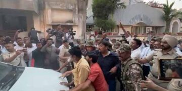 भूपेश बघेल के घर कार्रवाई समर्थकों ने ED की गाड़ी रोकी