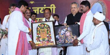 मुख्यमंत्री सोनपैरी में आयोजित कबीर जयंती समारोह एवं गौ ग्राम जन जागरण यात्रा के समापन कार्यक्रम में हुए शामिल