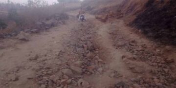 ग्रामीणों को हो रही आने जाने में असुविधा पहुंच मार्ग हुआ गड्ढे पत्थरों में तब्दील