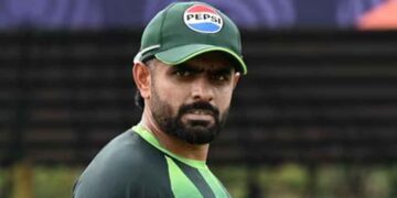 बाबर आज़म पर बढ़ी आलोचना, संकट की घड़ी में रवि शास्त्री और रिकी पोंटिंग बने संबल