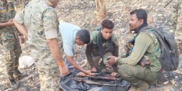 छत्तीसगढ़ के जंगल में नक्सलियों का हथियारों का जखीरा बरामद, AK-47 और इंसास रायफल जब्त