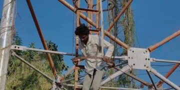 खंडवा में हाईवोल्टेज ड्रामा: पत्नी को बुलाने की जिद में 300 फीट टावर पर चढ़ा पति, पुलिस के छूटे पसीने