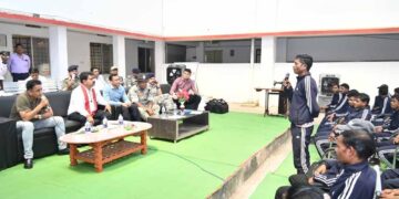 उपमुख्यमंत्री विजय शर्मा ने पुनर्वास केंद्र दंतेवाड़ा में युवाओं से की मुलाकात