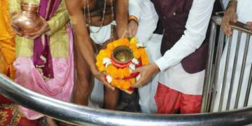 मुख्यमंत्री डॉ. यादव ने ममलेश्वर में जलाभिषेक एवं पूजन किया