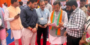 हड़ताल के बीच जूनियर डॉक्टर्स मिले मंत्री राजेंद्र शुक्ला से