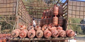 जबलपुर: गैंस बुकिंग के लोड से सर्वर हुआ डॉउन, वितरण केंद्रों के बाहर लगी कतारें