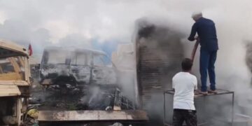 कबाड़ में खड़े वाहनों में लगी आग, एक युवक जिंदा जला