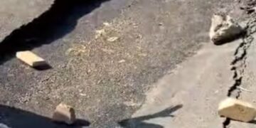 Jabalpur: नर्मदा रोड़ पर री-स्टोरेशन बना जानलेवा, हल्की बारिश में धंस गई सड़क