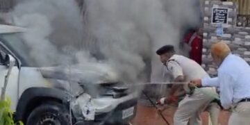 एसपी बंगले के समीप चलती कार में लगी आग, आरक्षक की सूझबूझ से टला बड़ा हादसा