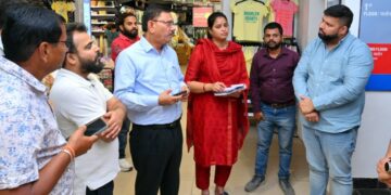 विशाल मेगा मार्ट पर नगर निगम की बड़ी कार्रवाई, 1 लाख का जुर्माना