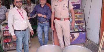 चमचम में बिलबिला रही थीं इल्लियां, खाद्य विभाग की छापेमारी से बिफरा दुकान संचालक