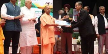 मुख्यमंत्री योगी ने वैज्ञानिकों को किया सम्मानित