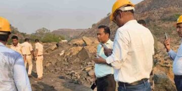 धनबाद भूधसान के बाद अवैध कोयला खनन पर प्रशासन का बड़ा प्रहार, एसडीएम के नेतृत्व में भारी मात्रा में कोयला और वाहन जब्त