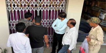 पलामू में अवैध क्लिनिक पर प्रशासन का बड़ा प्रहार, बिना डिग्री मरीजों का ऑपरेशन करने वाला फर्जी डॉक्टर पकड़ा गया