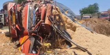 देवास में ट्रक और टूरिस्ट बस की भीषण टक्कर, 30 से ज्यादा यात्री घायल