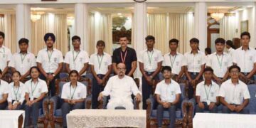 धमतरी के विद्यार्थियों ने किया लोकभवन का भ्रमण : राज्यपाल से की आत्मीय मुलाकात राज्यपाल  रमेन डेका