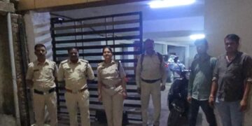 जबलपुर हॉस्पिटल के सामने स्वास्तिक कॉम्प्लेक्स की पार्किंग में मिली अवैध अंग्रेजी शराब