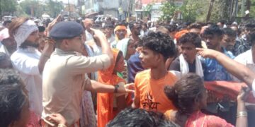 गौर-बरेला मार्ग पर ग्रामीणों ने लगाया जाम, जमतरा हादसे में मृत युवक की लाश सड़क पर रख किया प्रदर्शन