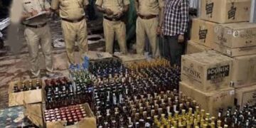 माकरदोना में आबकारी विभाग की दबिश, 50 लीटर महुआ शराब जब्त