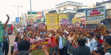 अवधपुरी में नगर निगम की नोटिस-सीलिंग कार्रवाई का विरोध, व्यापारियों ने निकाला पैदल मार्च