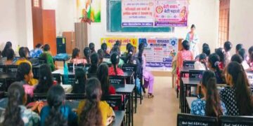 नगरी महाविद्यालय के युवाओं को दी गई बाल अधिकारों, साइबर सुरक्षा व ‘1098’ हेल्पलाइन की जानकारी