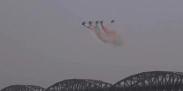 वाराणसी एयर शो में विमानों की गर्जना से गूंजा गंगा तट, करतब देखने छतों पर उमड़ी भीड़