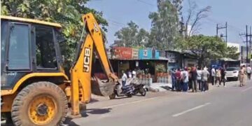रायपुर में ढाबा तोड़ने पहुंची प्रशासन की टीम, संचालक ने खुद पर पेट्रोल डालकर मचाया हंगामा