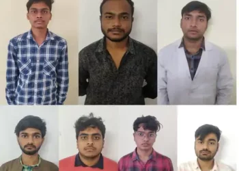 पुलिस के अंधे कत्ल सुलझाने के किस्से तो खूब हैं, लेकिन कॉलेज में होने वाली ‘ब्लाइंड रैगिंग’ के पर्दाफाश का संभवत: पहला और अनूठा मामला है। वो भी तब जब न कॉलेज ने मदद की, न विश्वविद्यालय अनुदान आयोग (UGC) ने..। पुलिस ने अपने ‘देशी पैटर्न’ से कॉलेज में खुफिया टीम को स्टूडेंट्स बनाकर भेज दिया और पांच महीने की कशमकश के बाद रैगिंग करने वालों तक पहुंच गई। 9 सीनियर स्टूडेंट्स को गिरफ्तार कर लिया है, एक फरार है।

पहले पूरा मामला जान लेते हैं

मामला इंदौर के संयोगितागंज थाना क्षेत्र के MGM मेडिकल कॉलेज का है। पांच महीने पहले (24 जुलाई) पुलिस को कॉलेज में रैगिंग की शिकायत मिली थी। शिकायत सीधे पीड़ित स्टूडेंट ने दर्ज नहीं कराई थी। स्टूडेंट ने UGC से रैगिंग की शिकायत थी। इस पर UGC ने कॉलेज मैनेजमेंट को चिट्‌ठी भेजी। डीन ने इंदौर पुलिस को शिकायत फॉरवर्ड कर FIR करा दी।

मुश्किल ये थी कि पुलिस को न आरोपियों के नाम बताए और न फरियादी की पहचान। सबूत के तौर पर सिर्फ वॉट्सअप चैट के स्क्रीनशॉट्स दिए थे। पुलिस भी यह समझ नहीं पा रही थी कि किसे पकड़े और पूछताछ किससे करे..? इंदौर के कॉलेज से लेकर UGC और वॉट्सअप के अमेरिका हेड ऑफिस तक ने मदद से इनकार कर दिया। इस तरह पुलिस का काफी समय चला गया। आखिर संयोगितागंज ​​​थाना पुलिस ने आरोपियों को पकड़ने की तरकीब निकाल ही ली।​​​​

कैसे पुलिस ने रैगिंग लेने वाले सीनियर्स को रंगे हाथों पकड़ा, टीआई तहजीब काजी से जानिए...

सभी तरफ से रास्ते बंद होते देख हमने तय किया कि अब सीधे कॉलेज में ही तफ्तीश करते हैं। कॉलेज से भविष्य की रैगिंग रोकने का हवाला देते हुए सभी फ्रेशर्स स्टूडेंट्स के नाम और नंबर्स मांगे। कॉलेज ने लगभग 800 स्टूडेंट्स की लंबी लिस्ट भेज दी। इतनी लंबी लिस्ट से पीड़ित छात्र या अन्य पीड़ितों को ट्रैक करना मुश्किल था और प्लान बिगड़ने का भी डर था।

अंतत: थाने के ही सब इंस्पेक्टर सत्यजीत चौहान, कांस्टेबल कालीचरण और महिला कांस्टेबल शालिनी को MY अस्पताल में नर्सिंग स्टाफ बनाकर भेजा। ये तीनों रोजाना कैंटीन के साथ कॉलेज कैम्पस में वक्त बिताने लगे। यहां कुछ फ्रेशर्स स्टूडेंट्स से फ्रेंडशिप कर ली।

बातों-बातों में यह ट्रैक किया कि किस सीनियर स्टूडेंट का बर्ताव अच्छा है, कौन रैगिंग और बदतमीजी करता है। पुलिस को इस पूछताछ से लगभग 80 स्टूडेंट्स के नाम मिल गए। पर इनसे भी केस से जुड़ी रैगिंग करने वालों तक पहुंचना मुश्किल था।

बैकग्राउंड और पॉलिटिकल बैकग्राउंड के आधार पर तिलक नगर, लालाराम नगर और अन्य इलाकों से 10 छात्रों को तलब कर लिया। इनसे अलग-अलग बातचीत की और शिकायत के समय मिले वॉट्सअप ग्रुप के स्क्रीन शॉट्स दिखाए गए। सख्ती करने पर ये टूट गए और रैगिंग करना कबूल कर लिया।

ये हैं आरोपी छात्र, जिन्हें गिरफ्तार किया
पुलिस ने आरोपी शुभांकर मिश्रा, प्रियम त्रिपाठी, देवव्रत गुप्ता, राहुल पटेल, शैलेष शर्मा, चेतन वर्मा, ऋषिराज, उज्ज्वल पांडे और रौनक पाटीदार को गिरफ्तार किया है। एक छात्र फरार है। बताया जा रहा है कि उसके पिता वरिष्ठ अधिकारी हैं जो पुलिस पर गिरफ्तारी नहीं करने को लेकर लगातार दबाव बना रहे हैं।

पांच महीने में यह सबकुछ कर चुकी थी पुलिस

डीन से जानकारी मांगी तो ये मिला जवाब
सबसे पहले MGM कॉलेज के डीन से रैगिंग करने वाले सीनियर स्टूडेंट्स की जानकारी मांगी। डीन ने यह कहते हुए लिस्ट देने से इनकार कर दिया कि मामला गोपनीय और दिल्ली की कमेटी से जुड़ा है। फिर भी पुलिस ने अपनी ओर से करीब पांच से अधिक जूनियर और सीनियर्स के बयान लिए। लेकिन कहीं भी मामले में कोई जानकारी हाथ नहीं लगी।

यूजीसी से संपर्क किया तो ही निराशा मिला
पुलिस ने यूजीसी की एंटी रैगिंग कमेटी से संपर्क किया। यूजीसी ने यह कहते हुए मना कर दिया कि वे किसी की पहचान उजागर नहीं कर सकते। यूजीसी ने ये तर्क भी दिया कि छात्र ने सीक्रेट ईमेल में नाम नहीं बताया है। तब पुलिस ने यूजीसी से पीड़ित छात्र का ईमेल एड्रेस भी मांगा, पर वो भी देने से इनकार कर दिया।

अमेरिका भेजी वॉट्सऐप की चैटिंग, नहीं आया जवाब
पुलिस ने शिकायत में मिले स्क्रीनशॉट को लेकर वॉट्सऐप के अमेरिका स्थित हेड ऑफिस से संपर्क किया। डिलीट किए गए ग्रुप की जानकारी भी मांगी, लेकिन पुलिस को यहां से भी जवाब नहीं मिला। पुलिस लगातार वहां ईमेल कर जानकारी के प्रयास करती रही। पुलिस ने कई मेल किए, लेकिन कोई जवाब नहीं मिला।